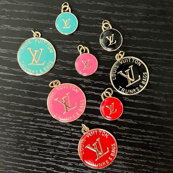 Lot Of 8 Zipper Pull Button Charms - Picture 1 of 1
